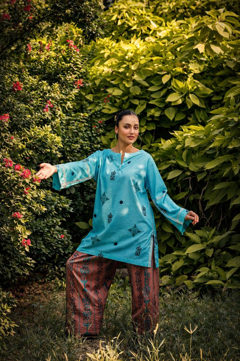 Luna lawn suit detail — notch neckline and wide cuffed sleeves in aqua teal digital print, Sarah Tareen